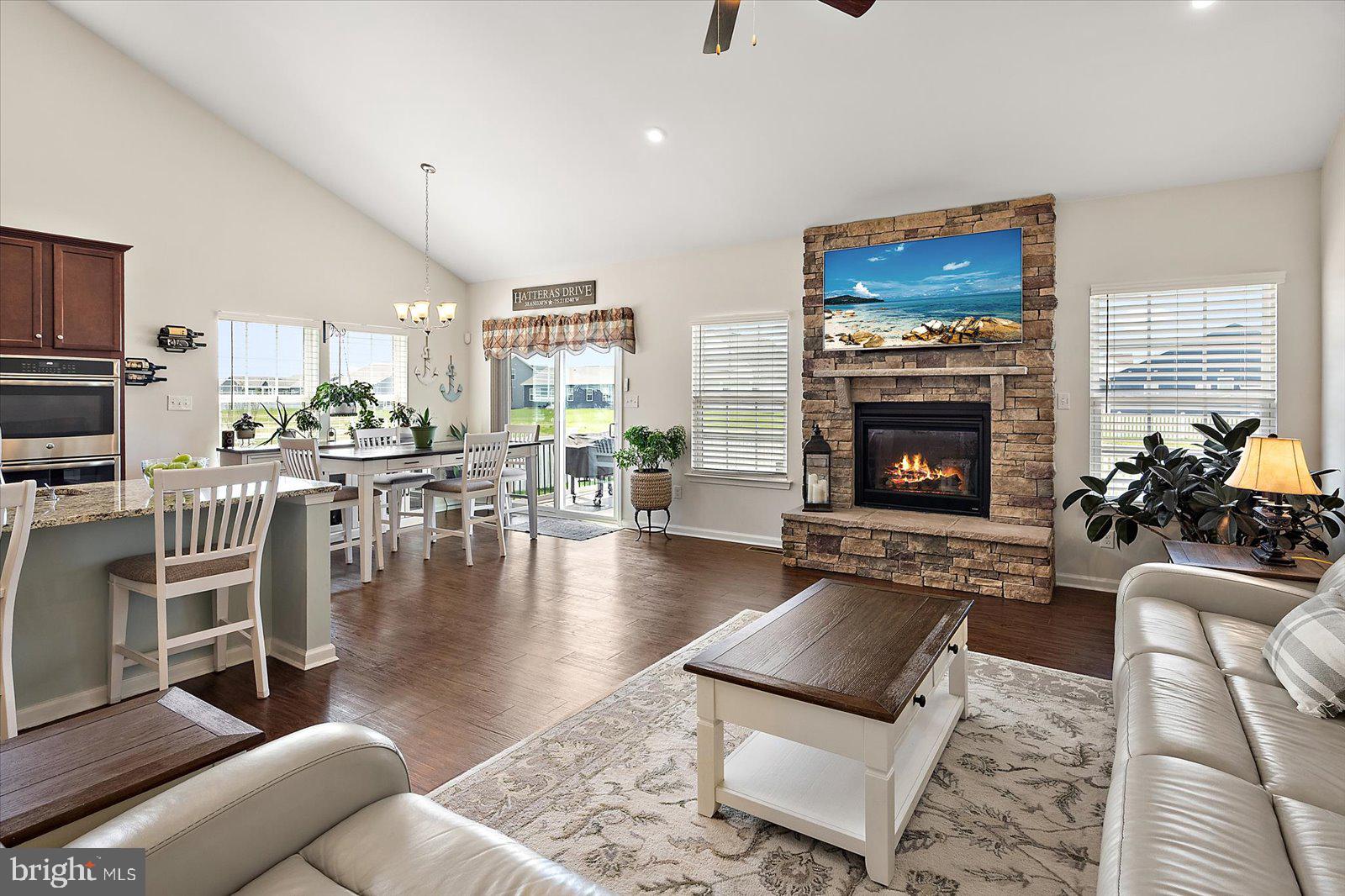 PELICAN POINT - Residential