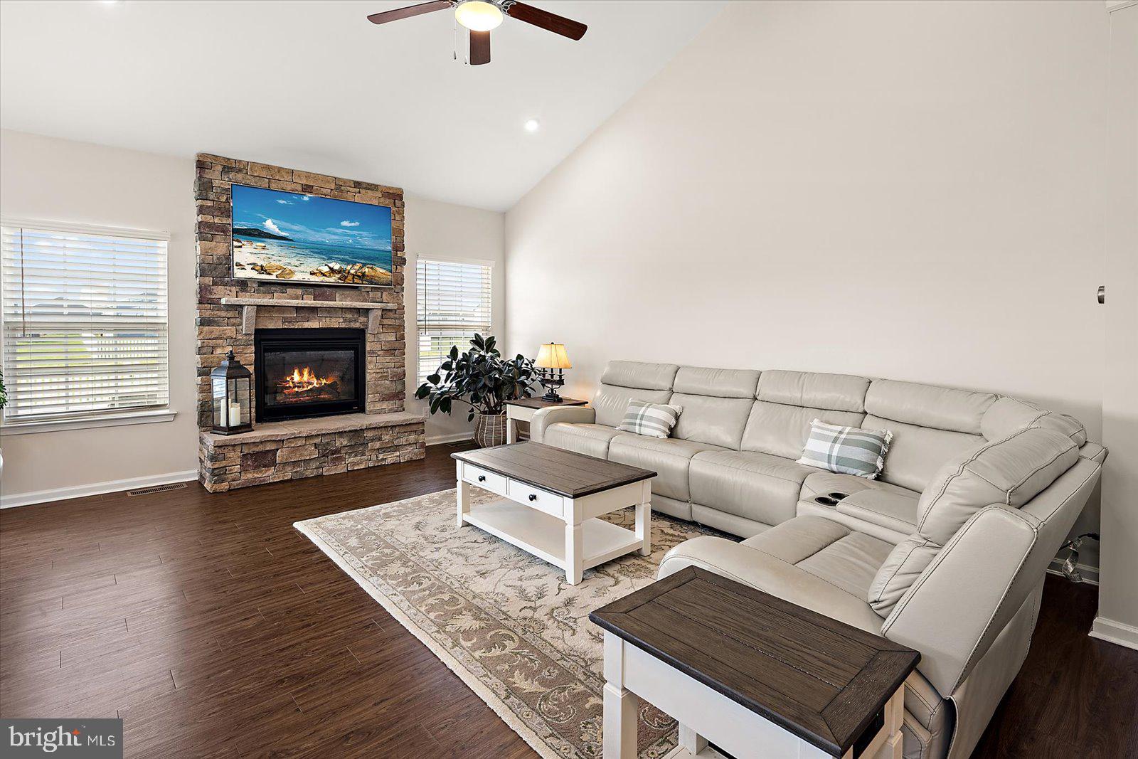 PELICAN POINT - Residential