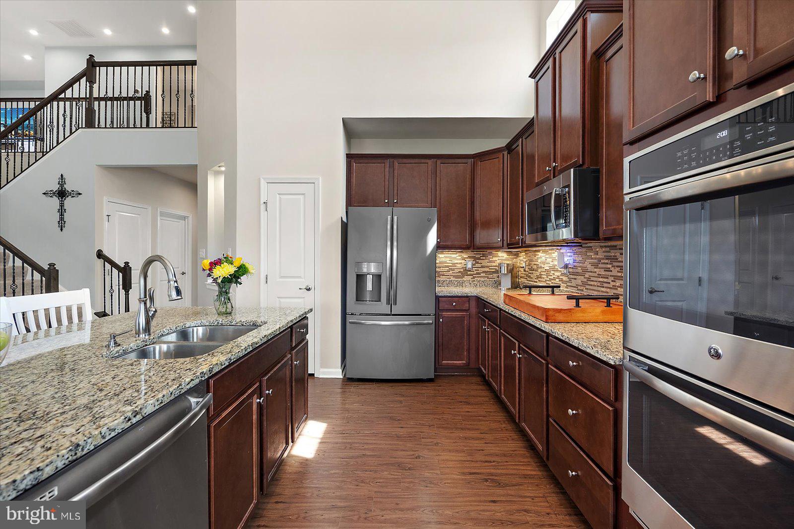 PELICAN POINT - Residential