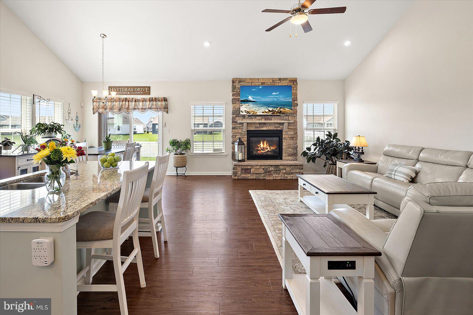 PELICAN POINT - Residential