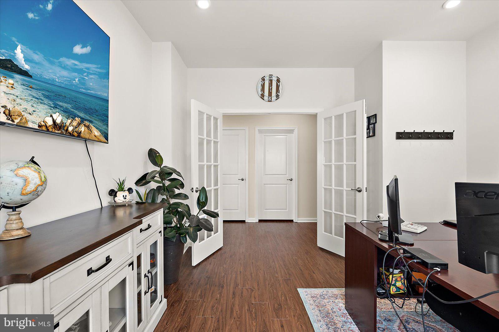 PELICAN POINT - Residential