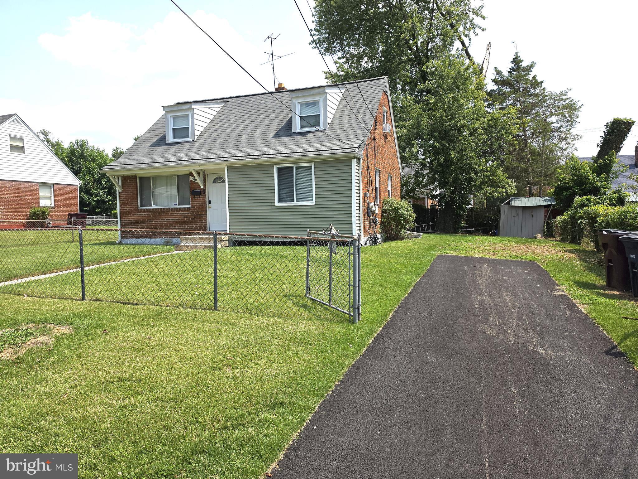 910 HIGHVIEW DRIVE
