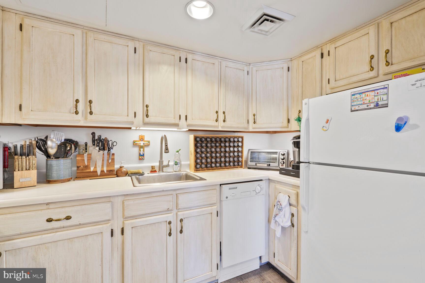 THE JEFFERSON - SUNRISE SENIOR LIVING - Residential Lease