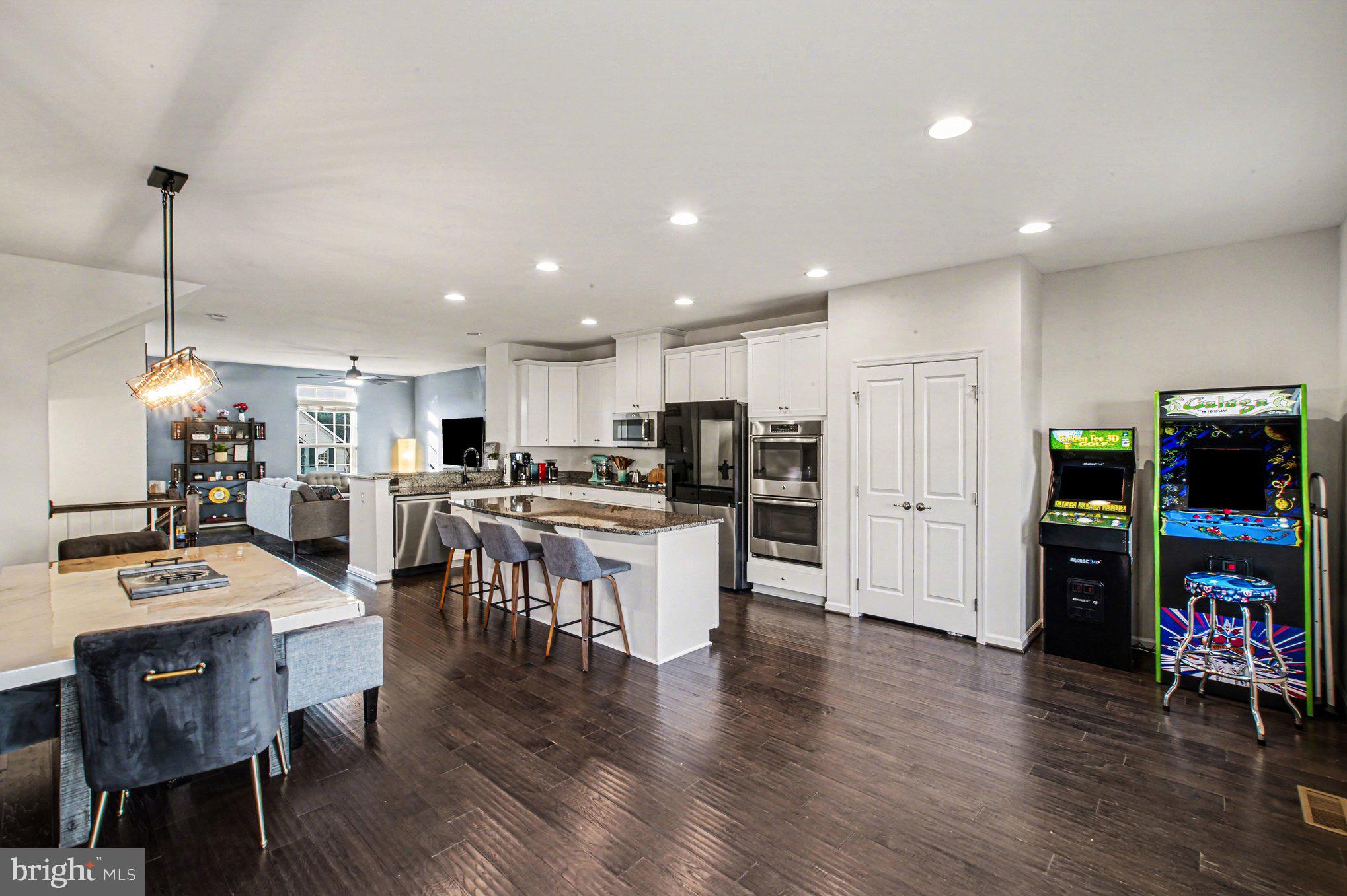 GOVERNORS ROW - Residential