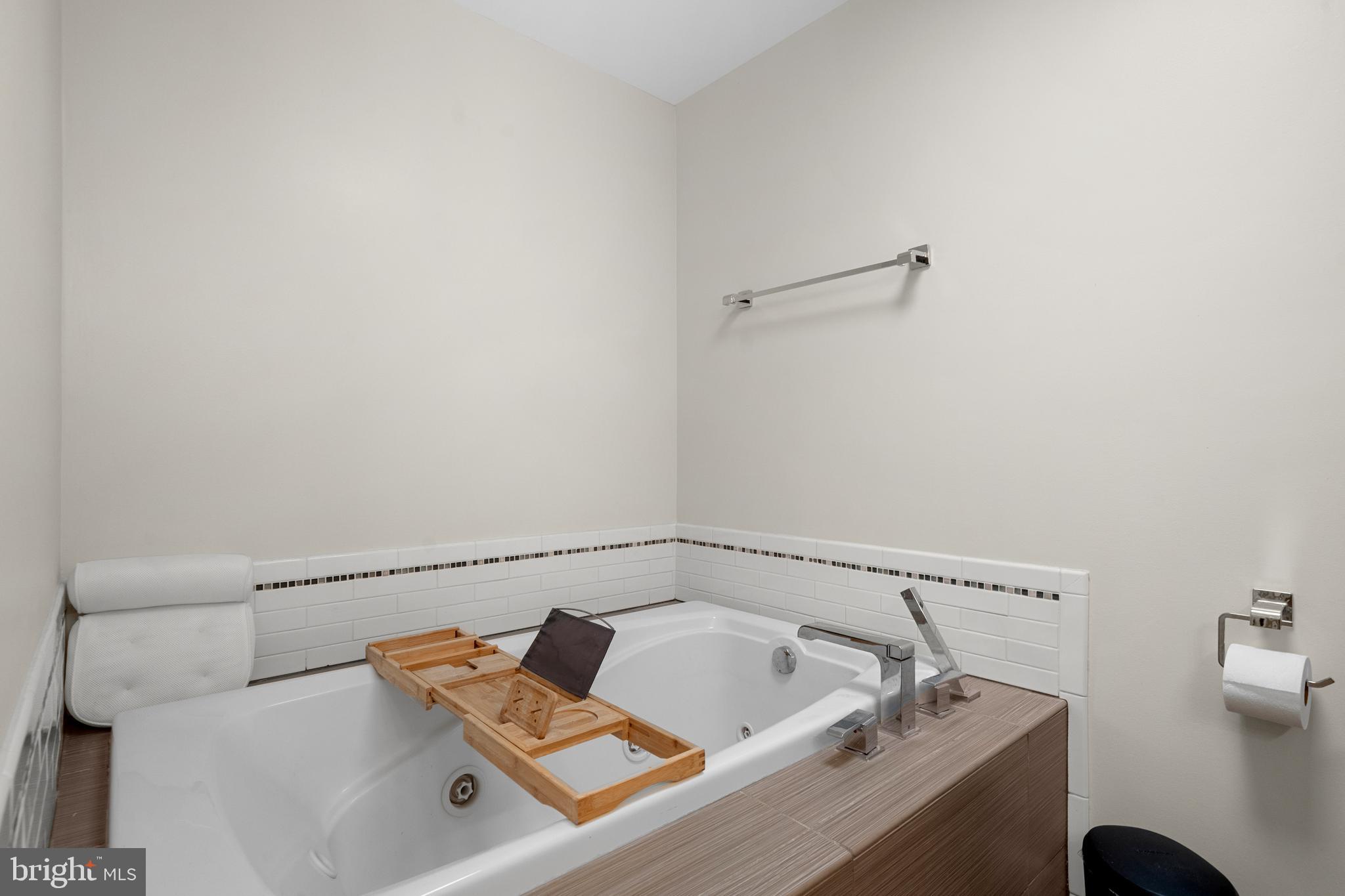 COURTS OF TYSONS - Residential