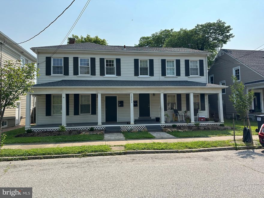 1 Bedroom 1 Bathroom  apartment, blocks from downtown Fredericksburg.   Water, Sewer and Trash Collection included in Rent.   Available 6/4/2025.
This is a 2nd floor apartment.