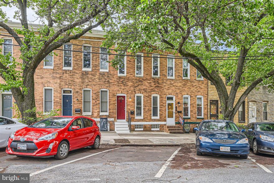 Elegant 2BR/2.5 BA home in Locust Point! Recently updated open floor plan feat. bright HW floors, exposed
brick and modern finishes. KIT w/ granite counters, SS appliances & sep. dining room. Master BR has huge
walk-in closet, bath w/ double vanity and private balcony w/ panoramic views of the water and city skyline.
Private parking for 2 & plenty of street parking! Quiet, convenient location.