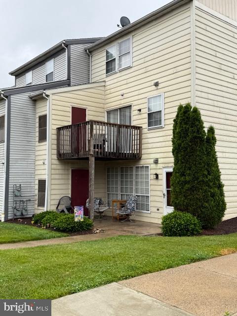 Great opportunity for an affordable 2 bedroom 2 bath ground floor end unit condo. New HVAC system in 2024. Very convenient to shopping, commuter routes, parks and downtown Frederick. Condo fee is $355/month and includes exterior building maintenance, water/sewer, trash removal, pest control, snow removal, security cameras and common area maintenance. Currently leased until July 31st. Seller looking to possibly do 1031 exchange.
Minimum of 24 hour showing notice for tenants.