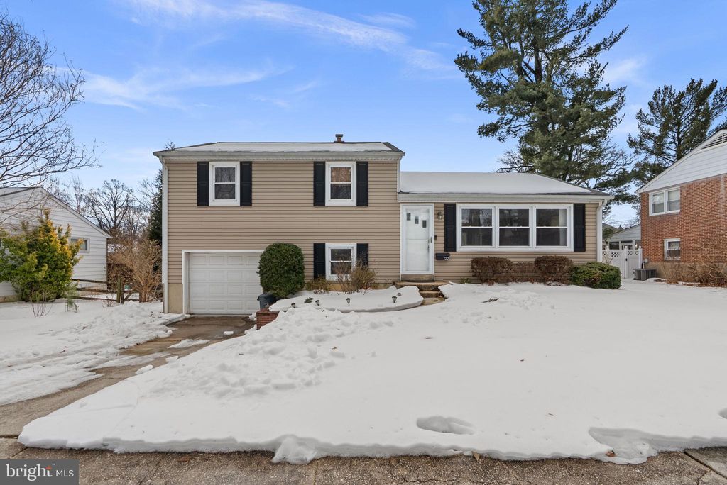 Photo of 122 Wyndcrest Avenue, BALTIMORE, MD 21228 (MLS # MDBC2152158)