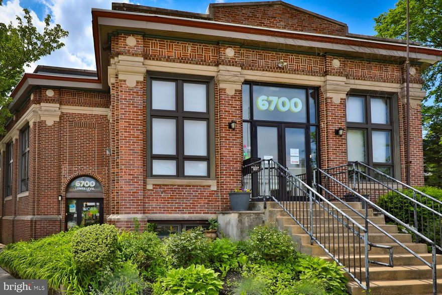 contemporary and stylish professional office/flex space. Large square footage of recently renovated office space. Open floor plan with staff kitchen and two (2) bathrooms. Private conference/office room. Central air condition and reception entry area. Private entrance and secure. available immediately.  
Asking $2250 per month.