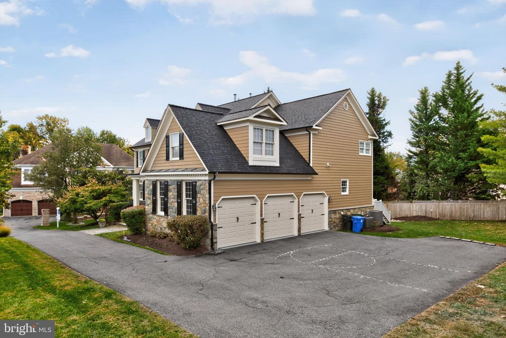Photo of 9914 Woodford Rd, POTOMAC, MD 20854 (MLS # MDMC2202526)