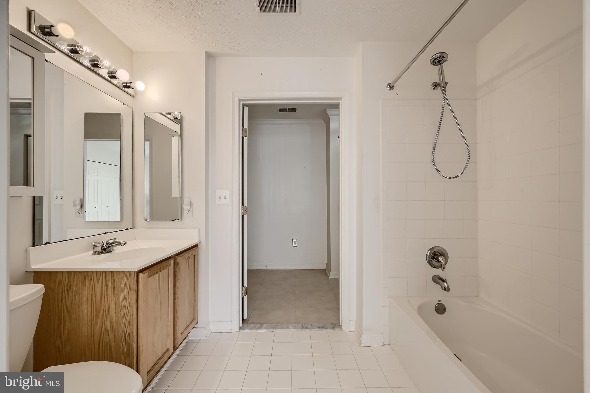 SILVER LAKE - Residential