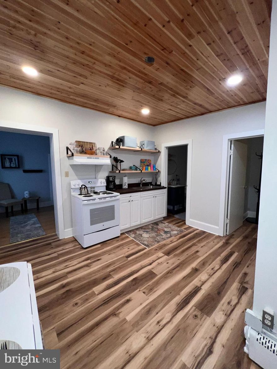 Beautiful, fully furnished apartment in the heart of Charles Town.  All short term leases are accepted making this the perfect apartment for people with short term work such as travel nurse, school, etc.  Most utilities are included except for internet, will be determined based upon lease term.  Absolutely no pets allowed.  One parking spot available.  Please use link provided in listing to apply.