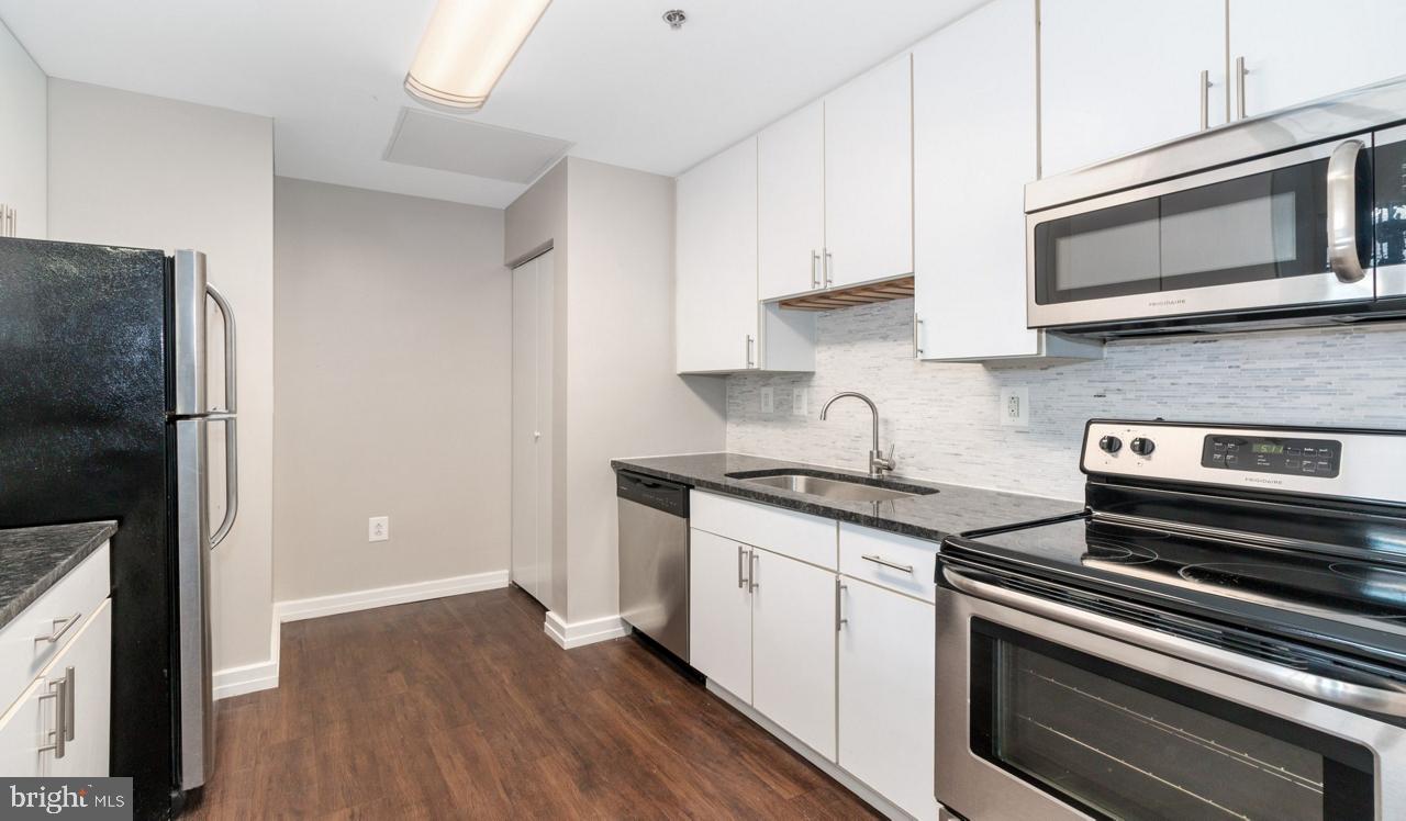 Located in the Fitler Square neighborhood, Locust on the Park offers the convenience of urban living with a welcoming neighborhood feel. The newly upgraded apartments feature modern kitchens with granite countertops and stainless-steel appliances. Hardwood floors throughout the living areas, high, industrial ceilings with oversized windows and spacious, loft-style floor plans. Each apartment contains a private washer and dryer and walk-in closets. Community also features a brand new 24-hour fitness center and new clubroom with demonstration kitchen. We are a pet friendly community with no weight limit on dogs.  Located adjacent to the Schuylkill River Park, provides close access to abundant green space and commuting is convenient with the nearby 30th Street Station. ** Photos are of model units **  Prices and availability subject to change on daily basis ** ** Parking may be available for additional fee **
