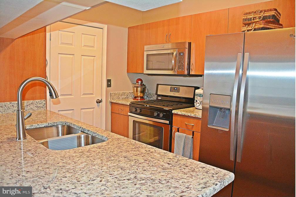 BEAUTIFULLY UPDATED & LIGHT-FILLED*ALL-NEW STNLSS-STL & GRANITES in KITCH*RICH Cabinetry*NEW Hand-Scraped Floorings in KITCH/DINING/LIVING-Rm&HALLS*Computer-Station*CERAMIC&GRANITE BATHS*TALLCEILINGS*Washer/Dryer IN UNIT*FRESH PAINT*MASTER-SUITE WIC* SUPER BATH*Balcony*SUPER amenities*POOL/Business-Center/24HR Gym*FOB-KeySecured*/Play-Room/PARTY-Rm.w/Pool-Table/Kitch.&BIG SCREEN*BUS*SHOP*2-PARKING