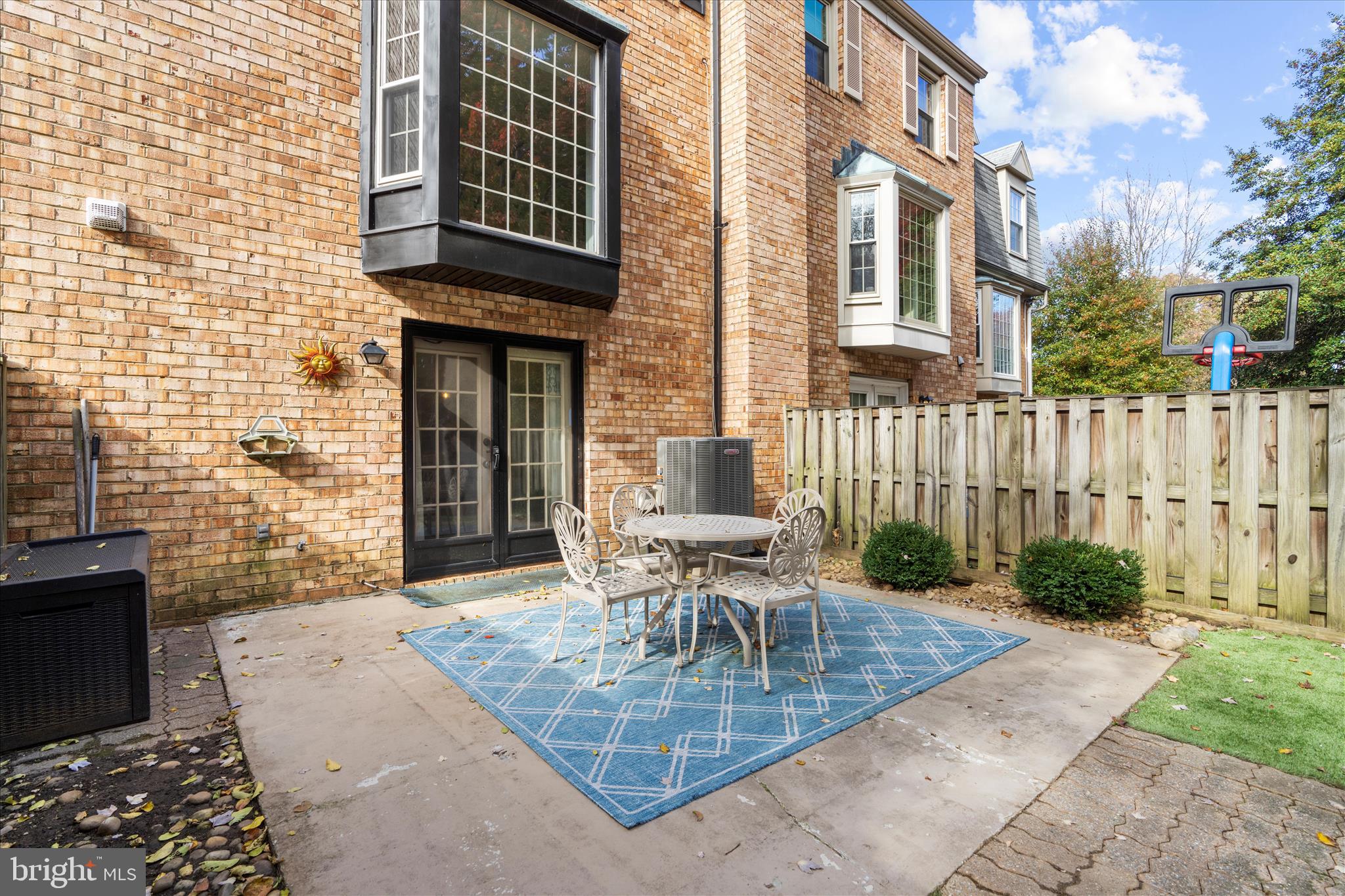 BAY HILLS - Residential