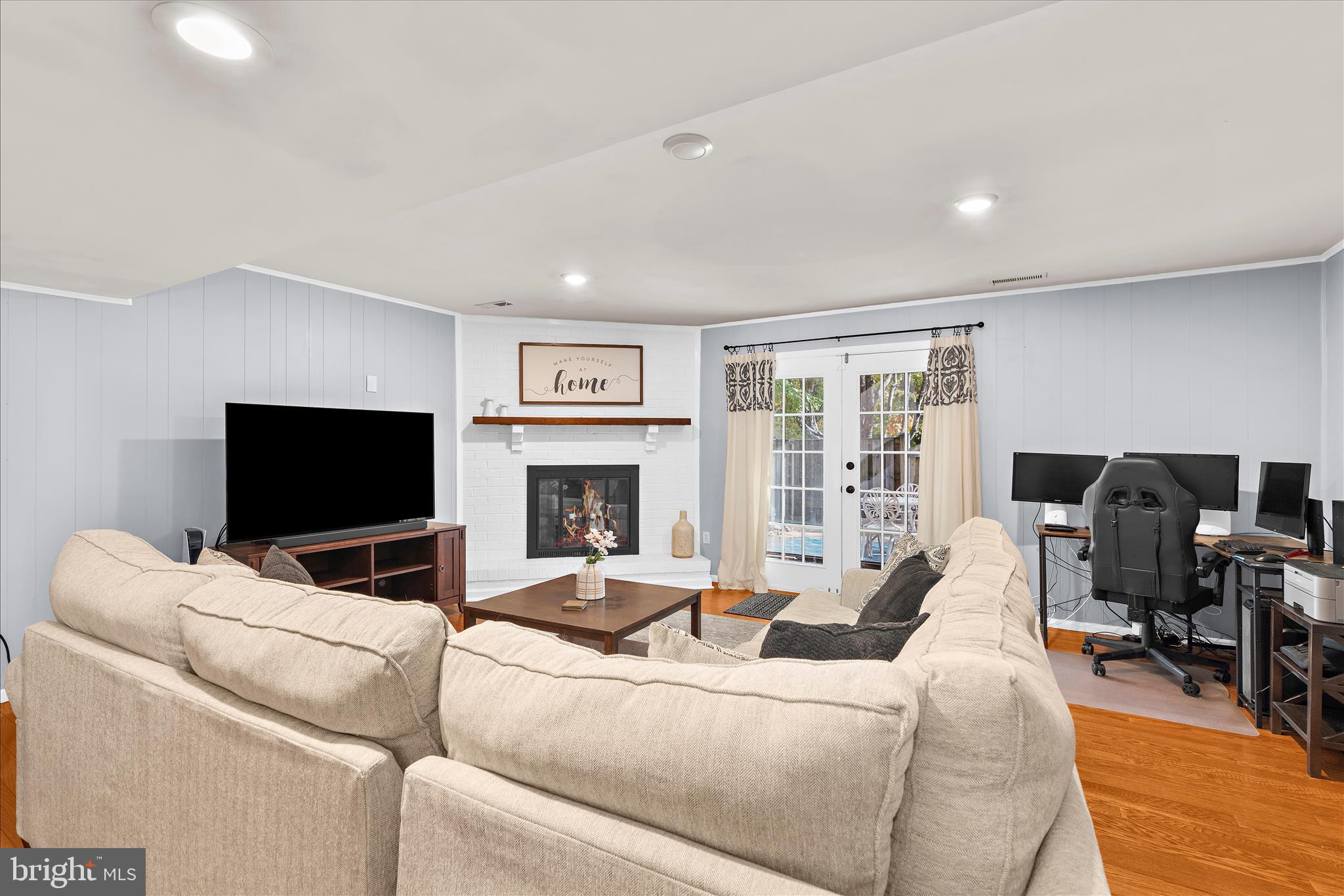 BAY HILLS - Residential