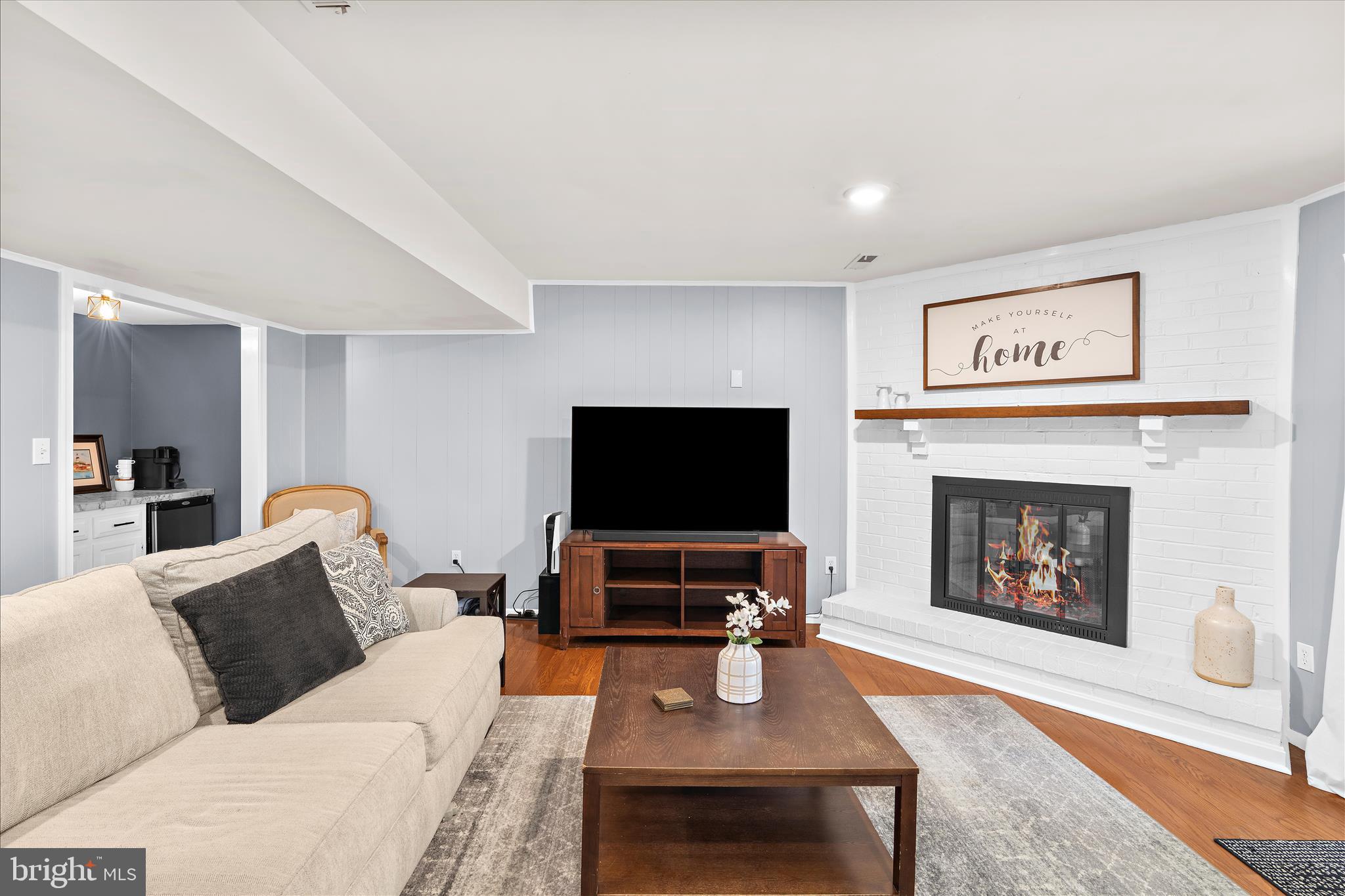 BAY HILLS - Residential