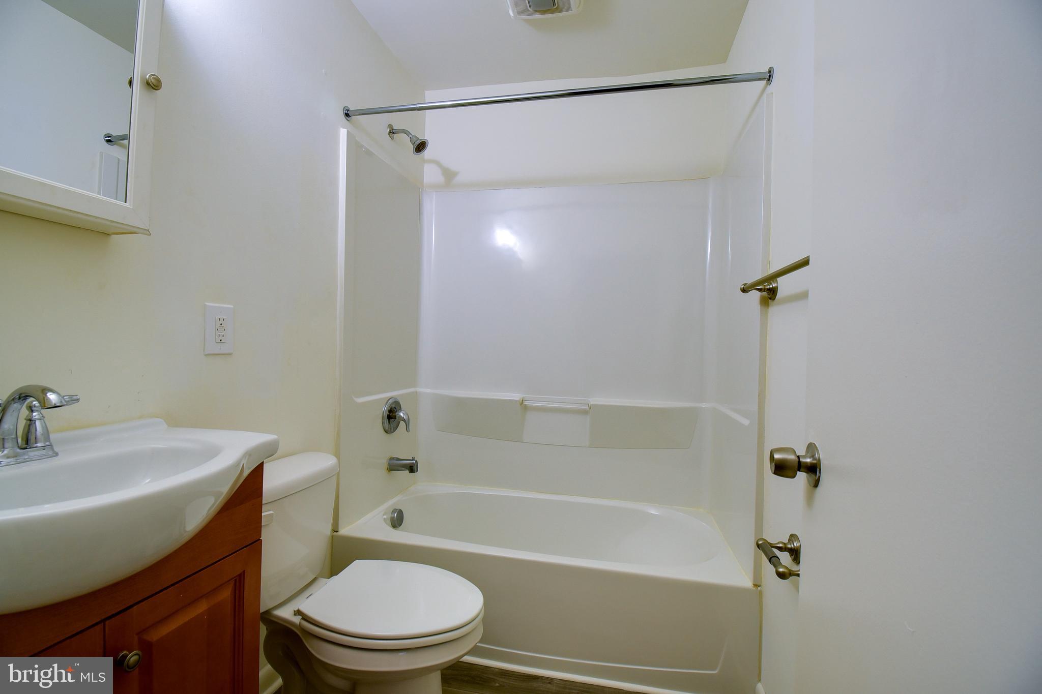 EDGEWATER - Residential Lease