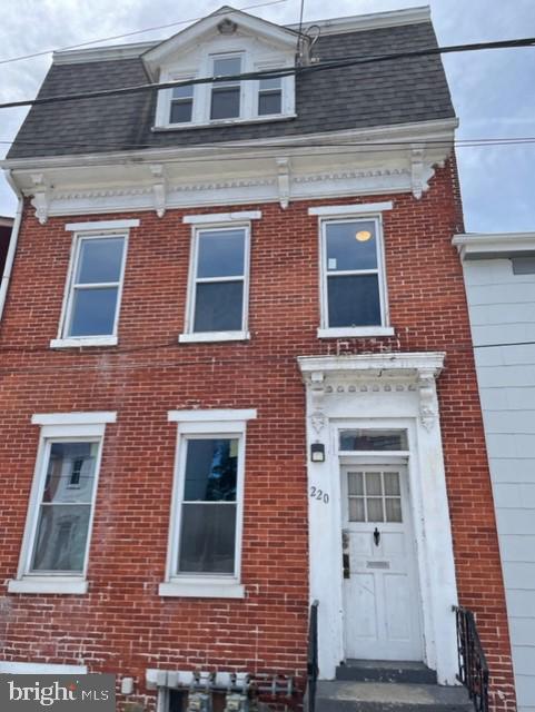 3rd fl - 1 bedroom , 1 bathroom apartment with kitchen and dining room combo, living room & CAC. No pets and no smoking indoors.