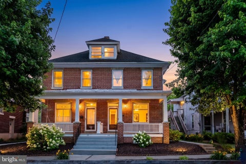 Townhouse For Sale - 24 E Coover Street<br/> MECHANICSBURG, PA 17055
