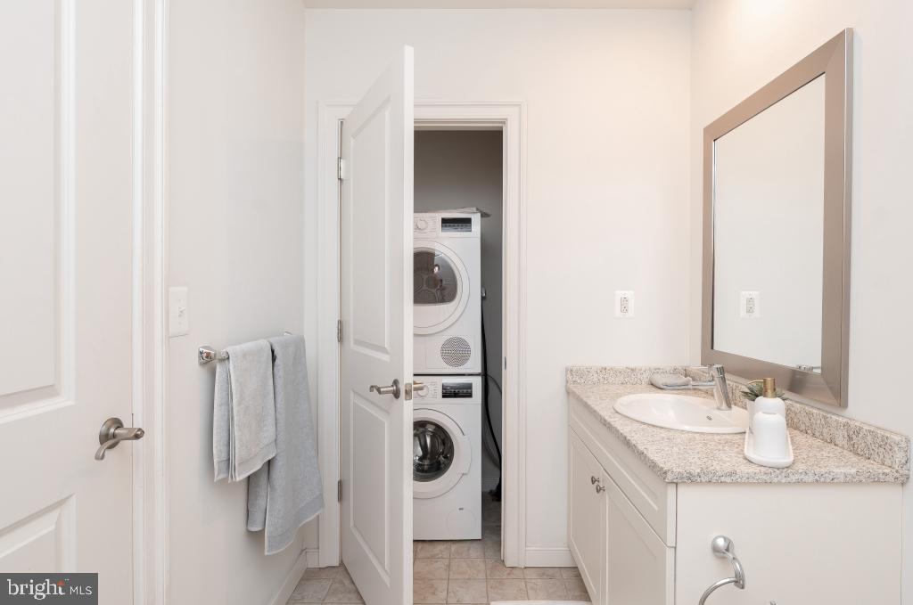 LOGAN SQUARE - Residential Lease