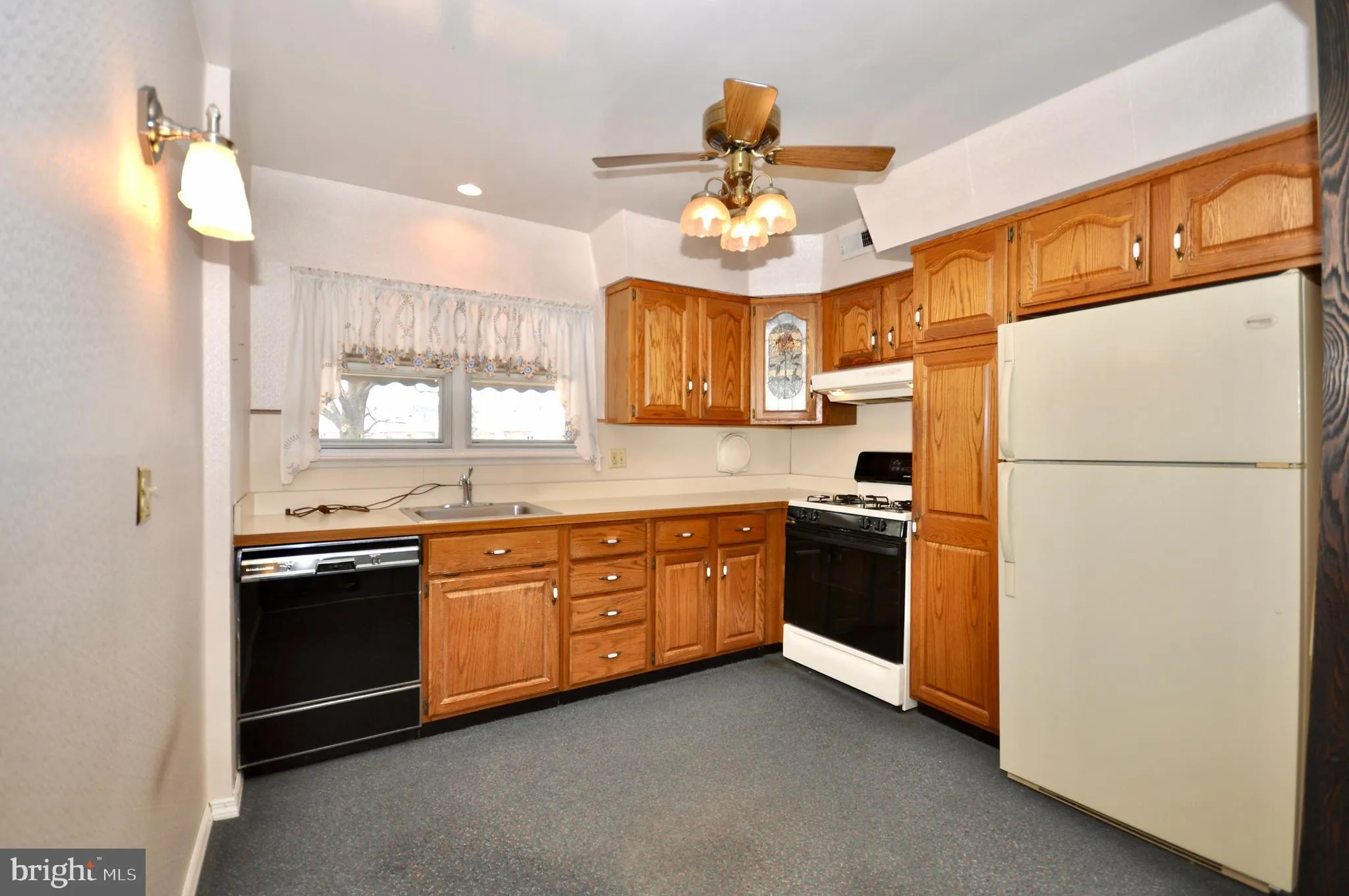 Philadelphia, Pennsylvania 19114, United States, 3 Bedrooms Bedrooms, ,1 BathroomBathrooms,Residential,Pending,93923