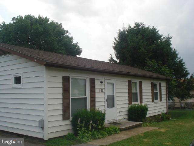 A WELL MAINTAINED 3BR RANCHER IN CHARLES TOWN, OFFERS A FENCED IN YARD, A SPACIOUS SHED AND HAS A NICE DECK TO RELAX ON . CLOSE TO SHOPPING, GREAT COMMUTER LOCATION. BUYER SHOULD VERIFY ALL INFO/HOAMAKE YOUR APPOINTMENT TODAY, WONT LAST LONG AT THIS LOW PRICE IN JEFFERSON COUNTY