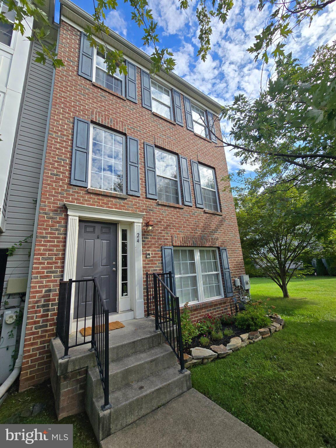 24 HALLSDALE COURT