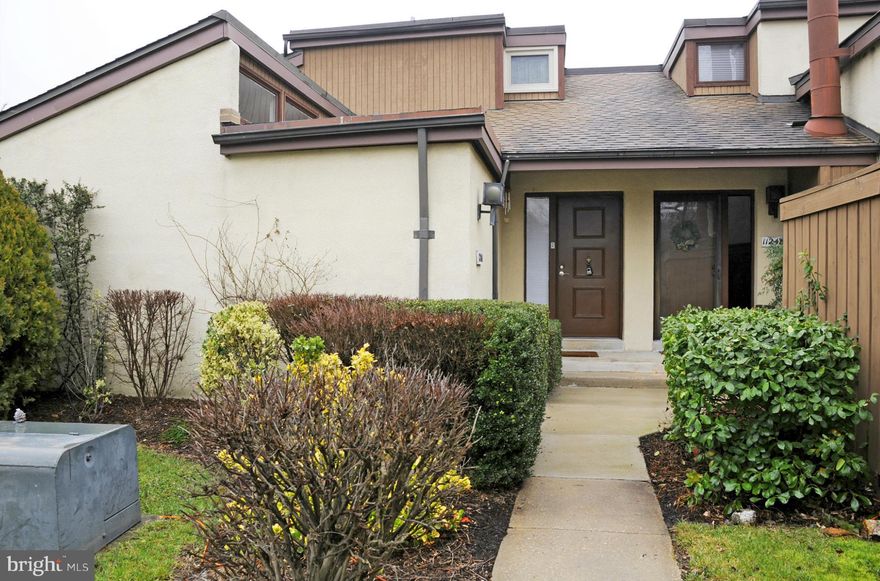 3 bedroom 2 full bath townhouse in Columbia available now! Close to Columbia Mall, dining and commuter routes!