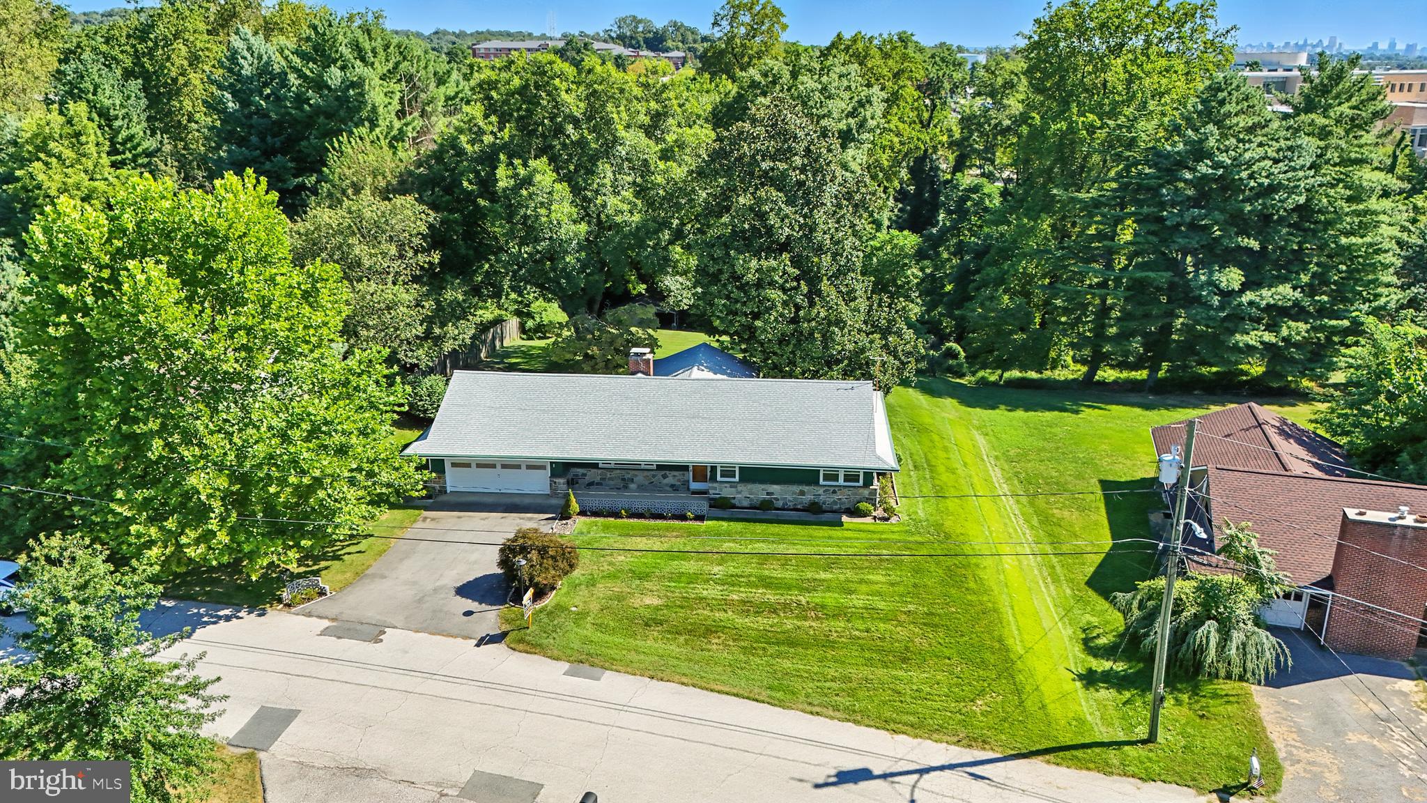 919 RAMBLING DRIVE