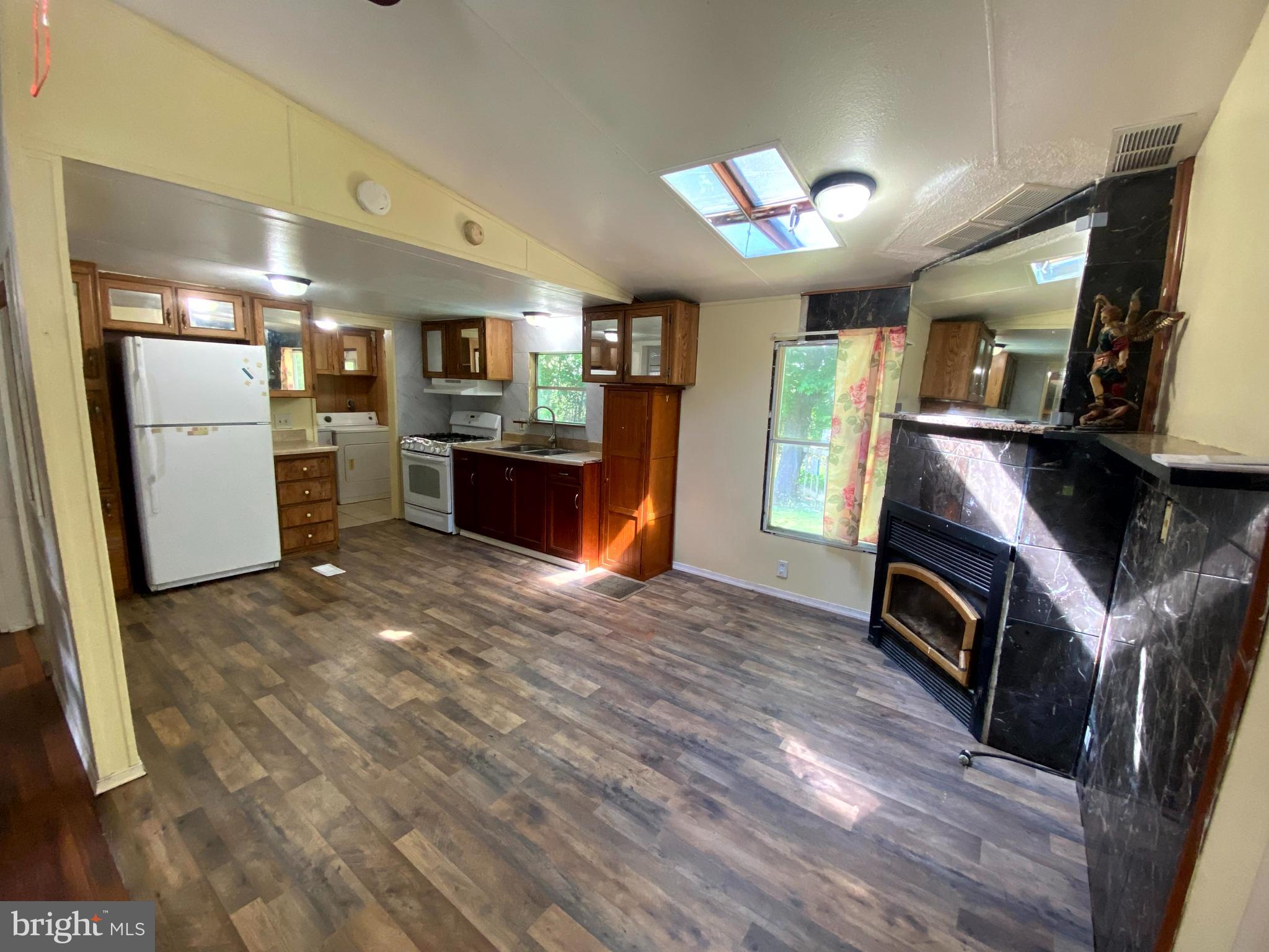 6 LONDONDERRY COURT