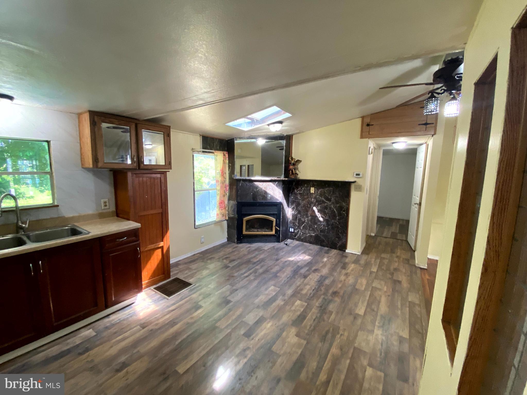 6 LONDONDERRY COURT