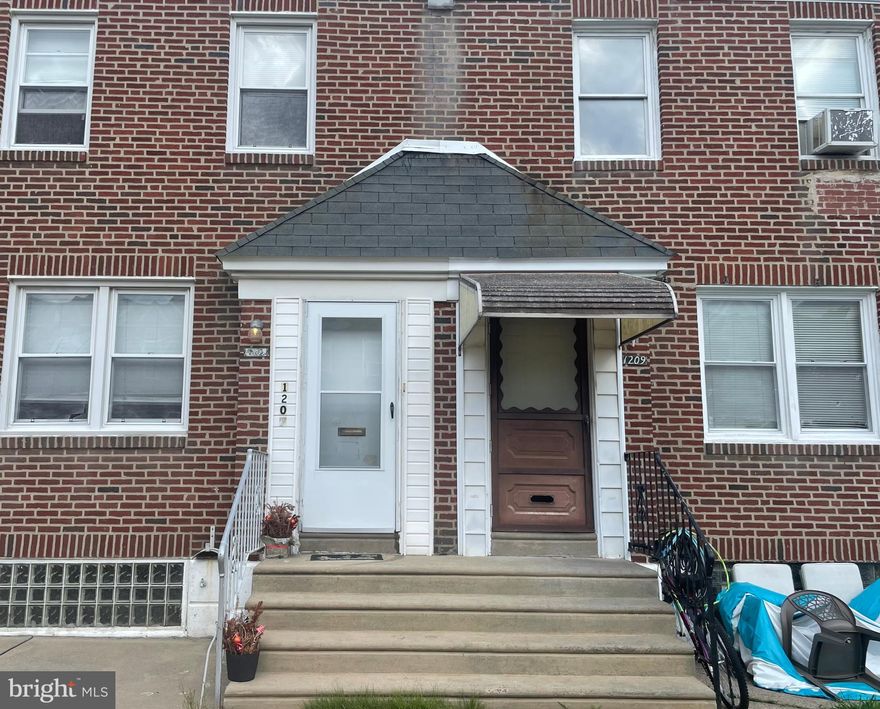 Nice town home on a quiet block in Castor Gardens. 3 bedrooms 1 bath, home ready to move in. Close to transportation and shopping centers. Easy to show. MAKE APPOINTMENT.