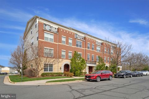 Condo For Sale - 43662 Mcdowell Square<br/> LEESBURG, VA 20176