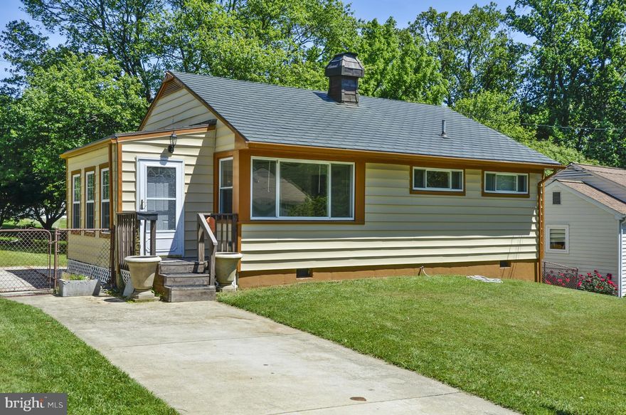 Well kept single family home in the Rockcrest subdivison . Hardwood floors throughout with natural stone floors in the bathroom. Kitchen has ceramic tile with gas stove and dish washer.Step out into the back with a nice deck and huge backyard.Close to Metro and shops and great entertainment.Your buyer will love this home seller took great care of it.