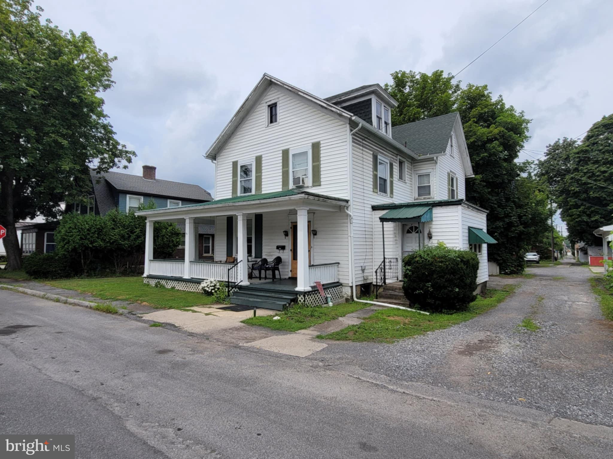 305 E LAUREL STREET