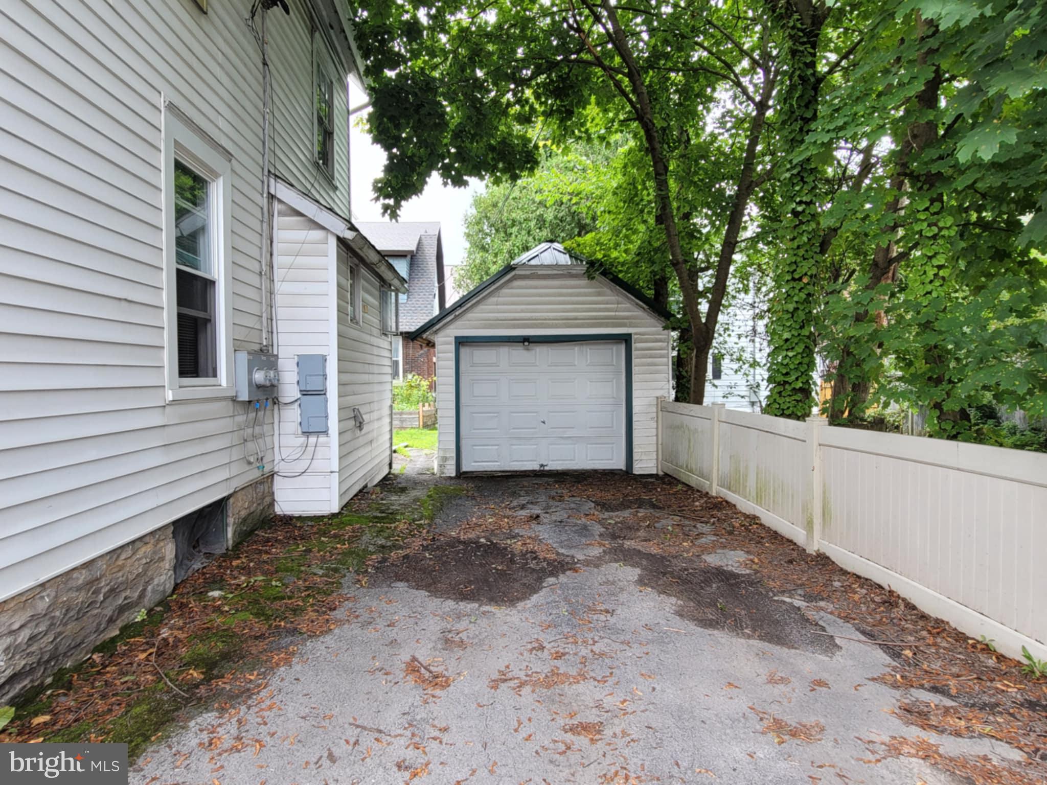 305 E LAUREL STREET
