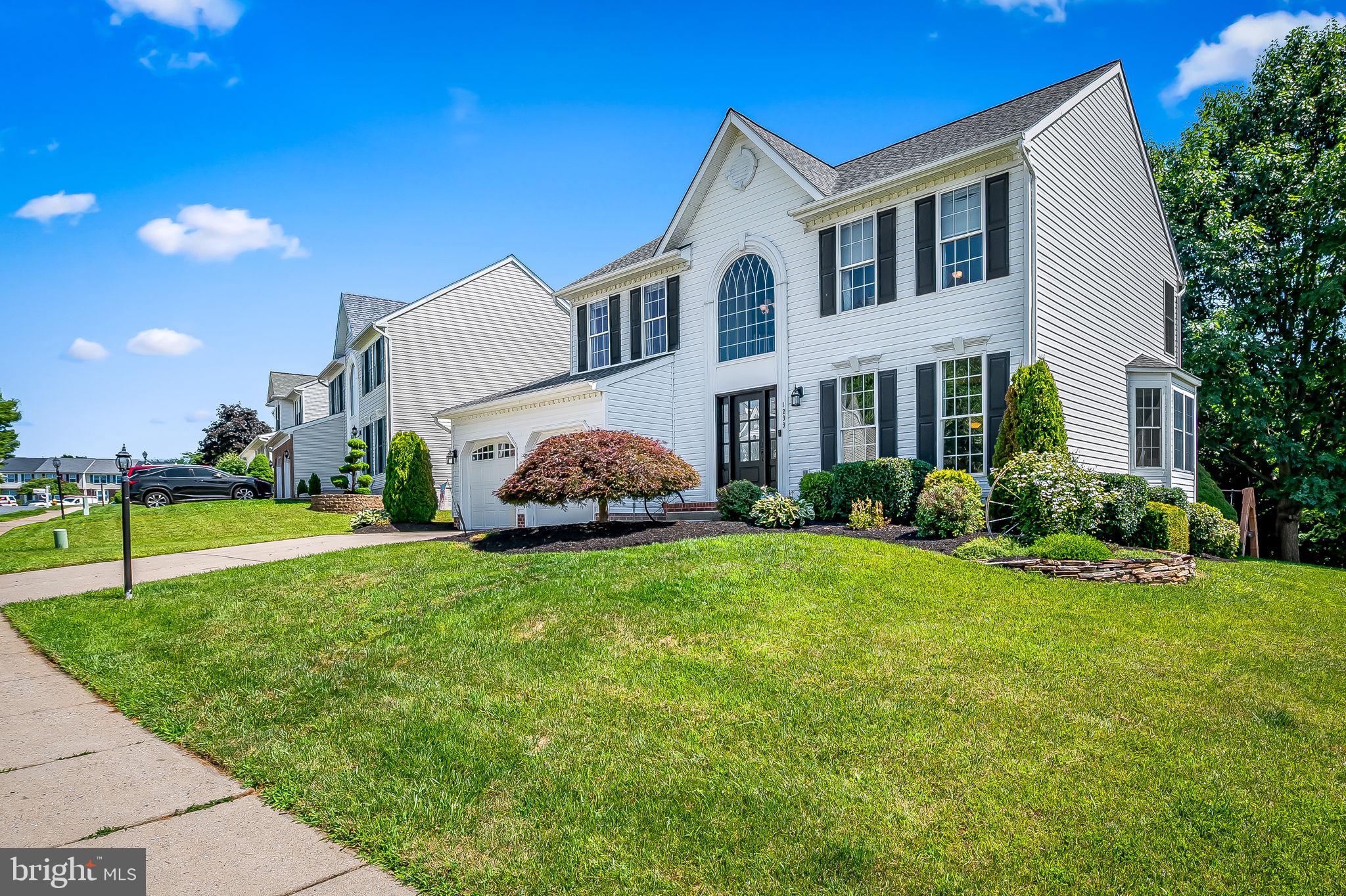 1233 WHISPERING WOODS WAY