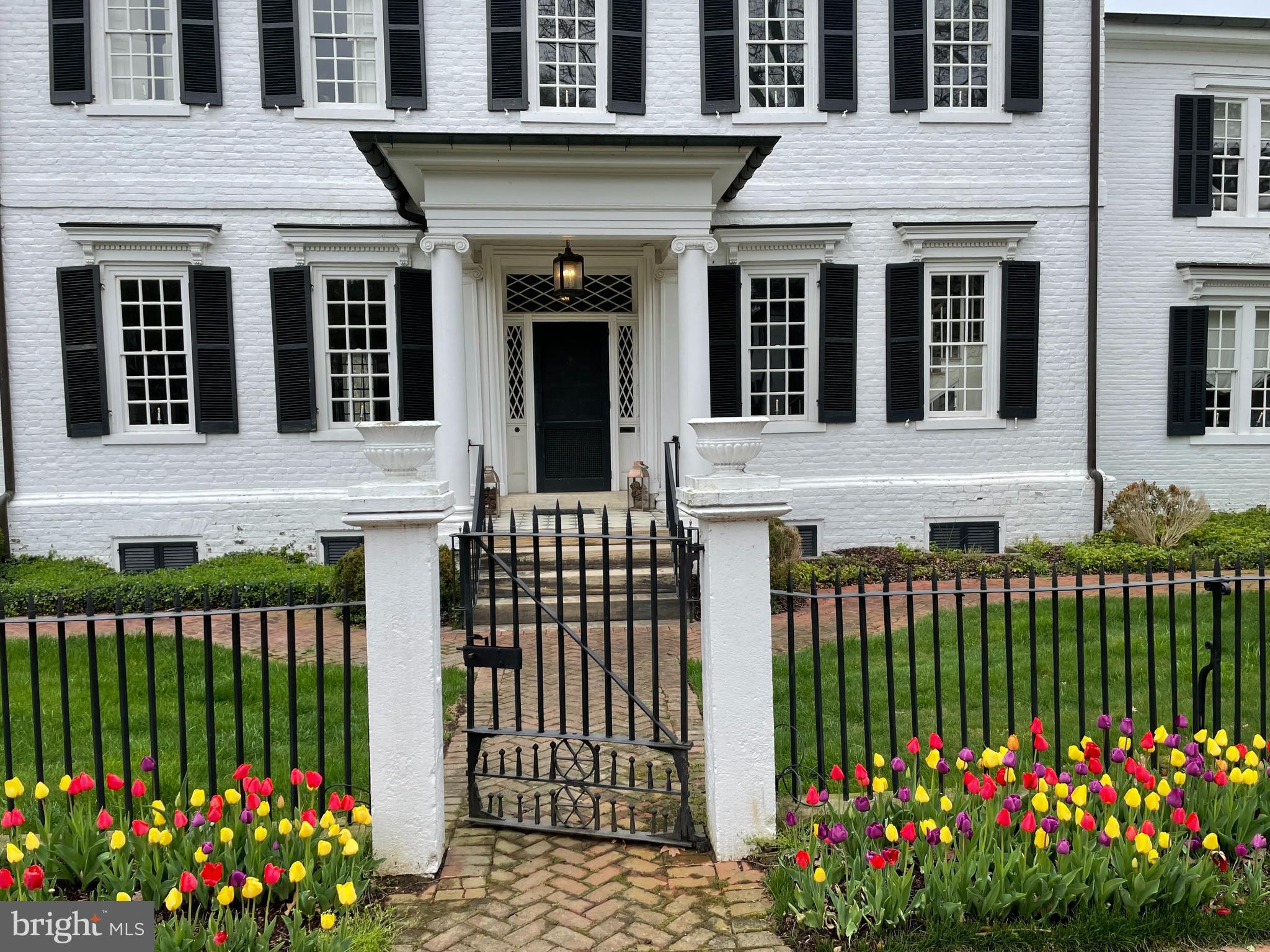 213 CAROLINE STREET