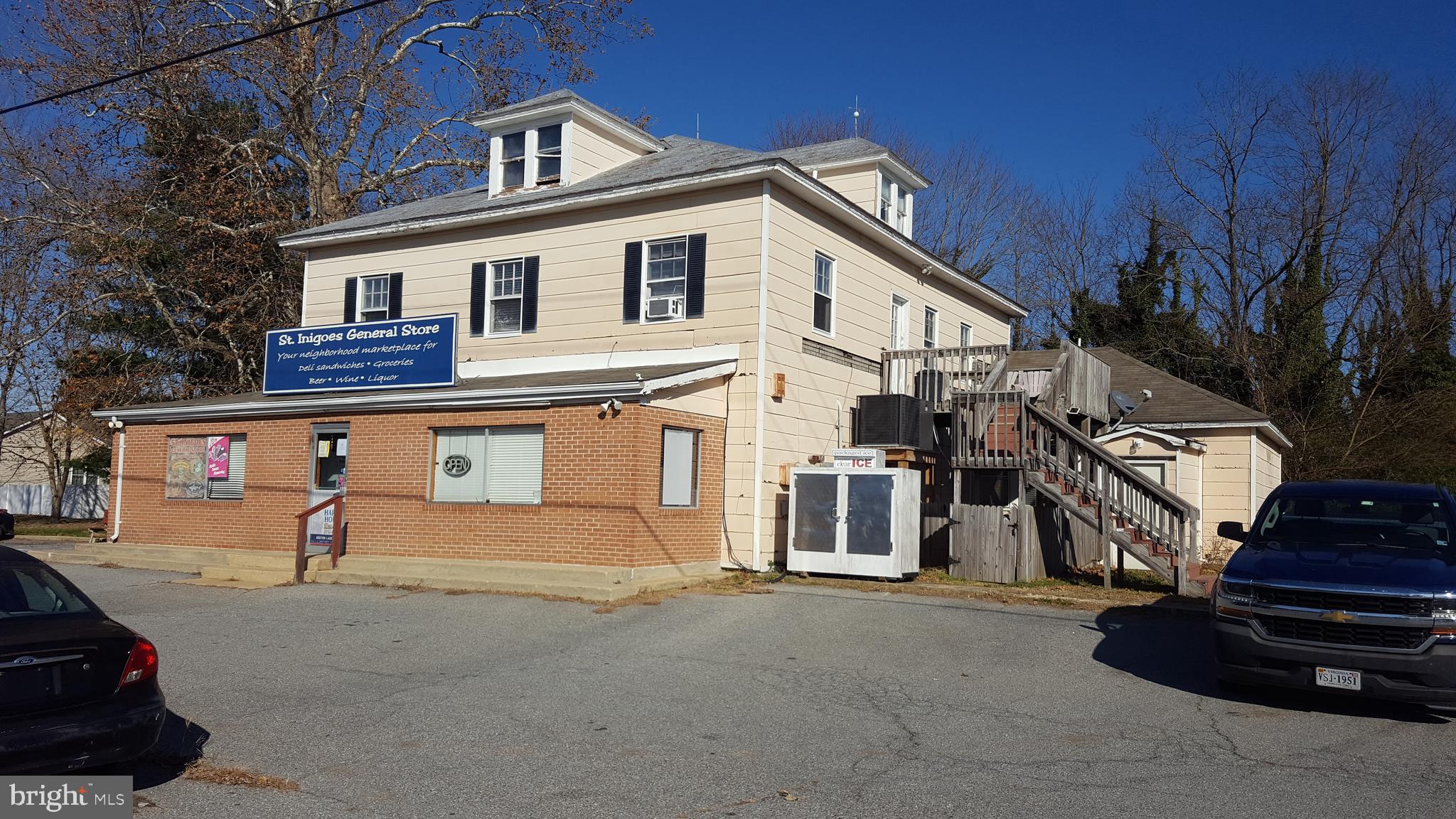 Main image without alt text