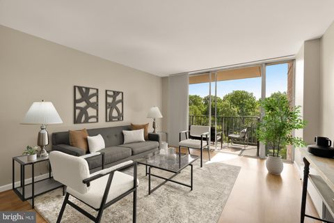 Photo of 4600 S Four Mile Run Drive #314, ARLINGTON, VA 22204 (MLS # VAAR2072710)