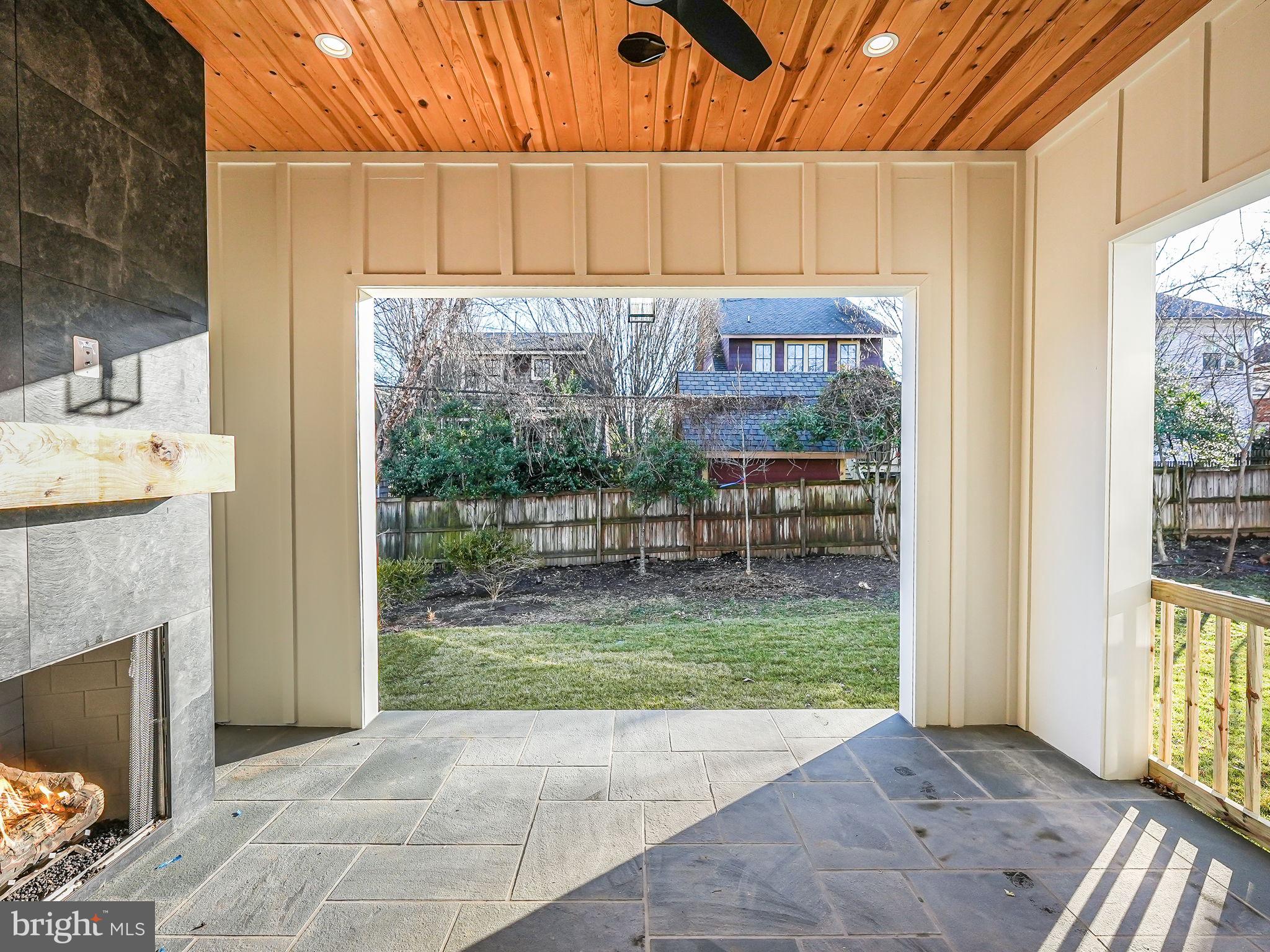 MOORES CLARENDON - Residential