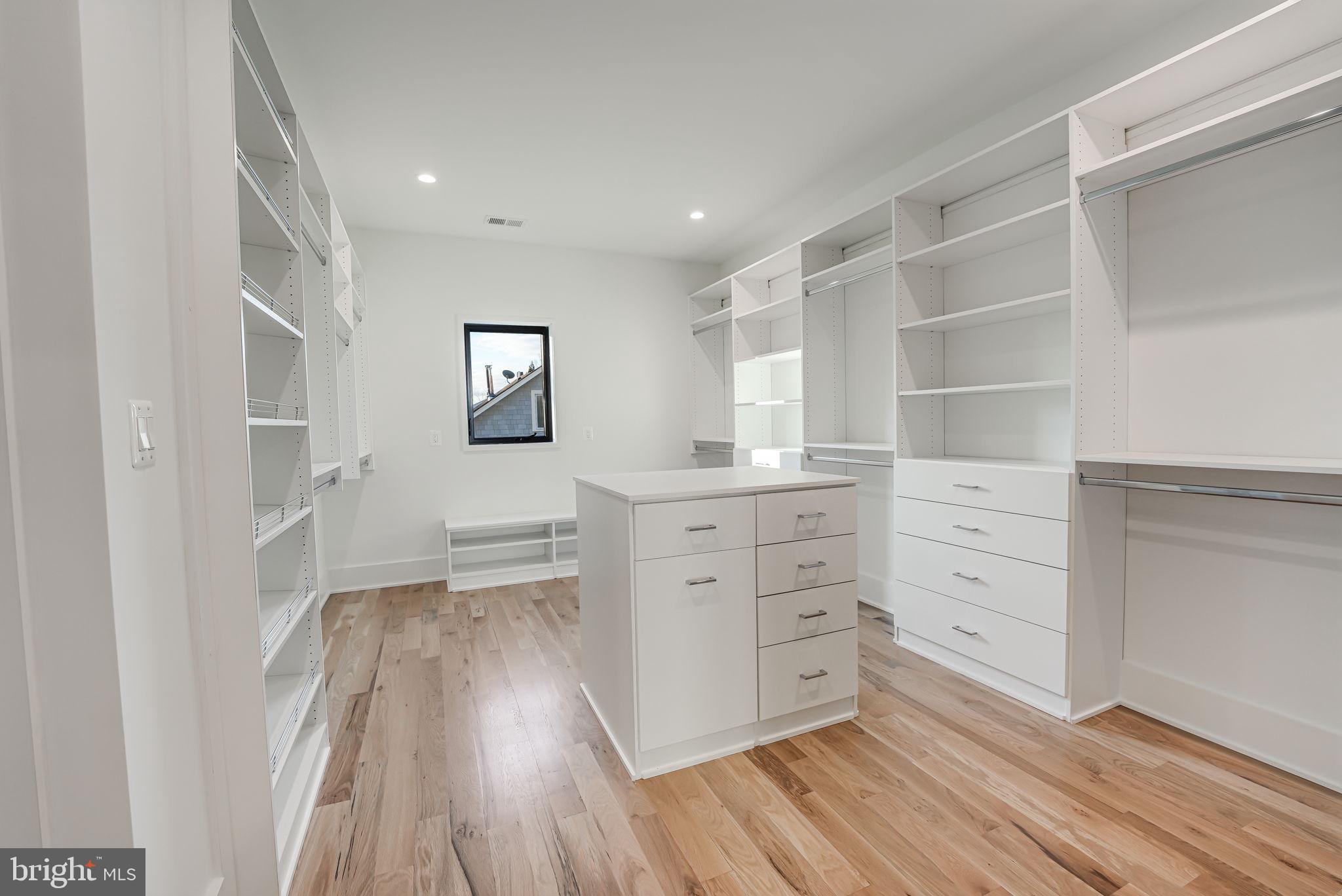 MOORES CLARENDON - Residential