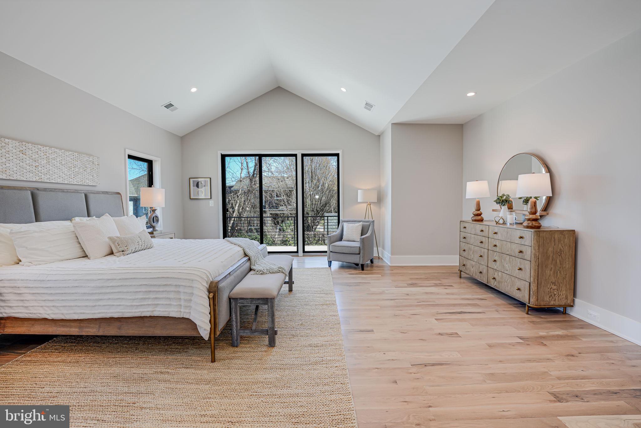 MOORES CLARENDON - Residential