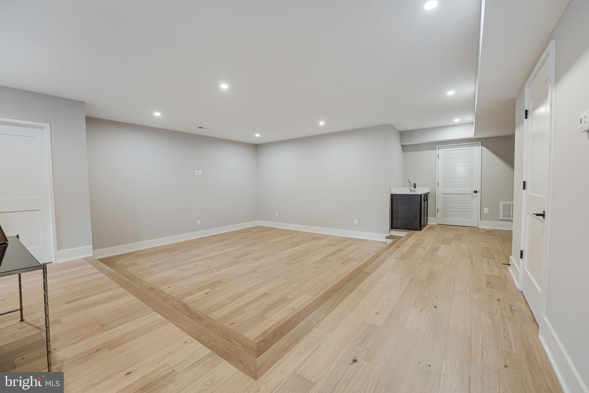 MOORES CLARENDON - Residential