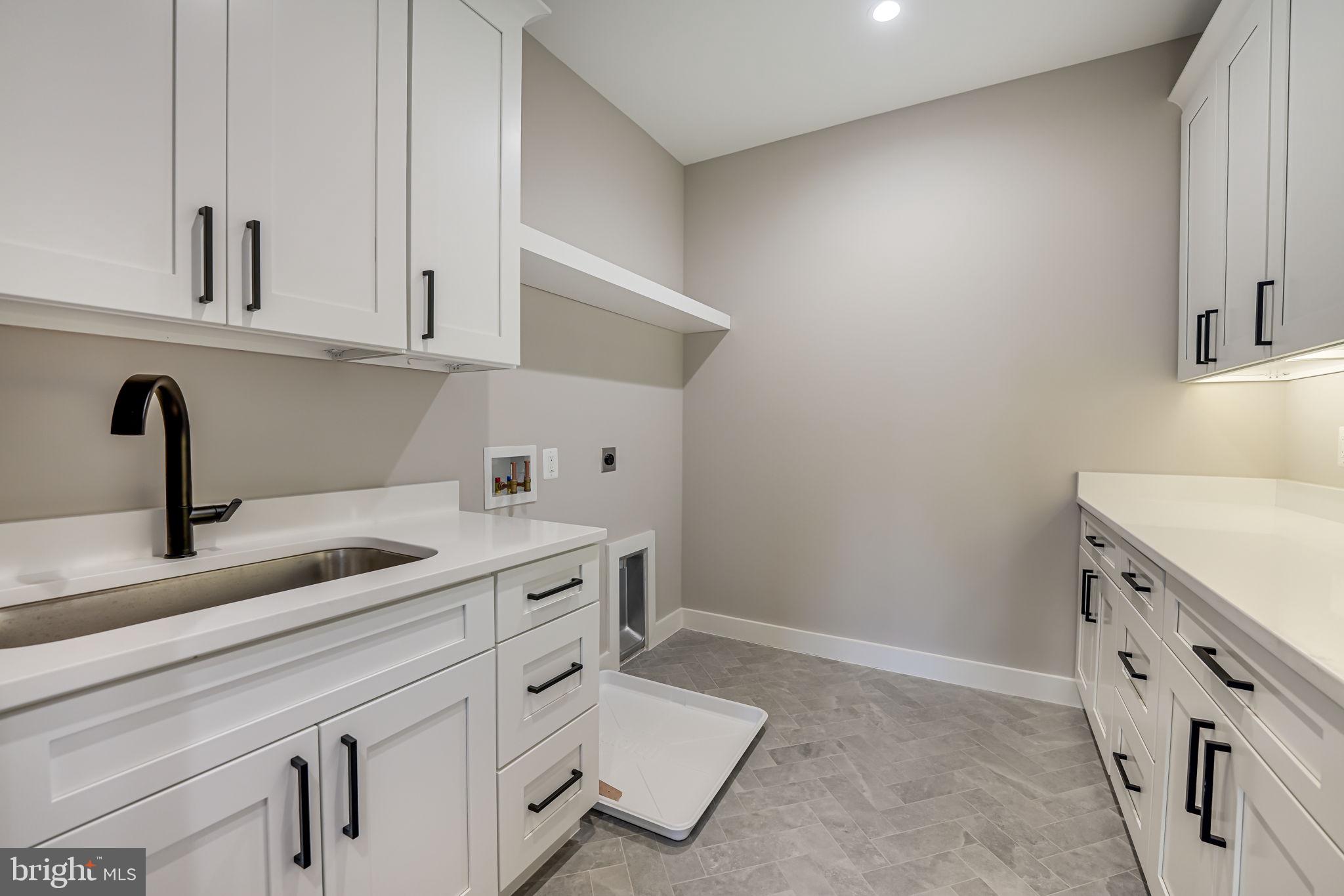 MOORES CLARENDON - Residential