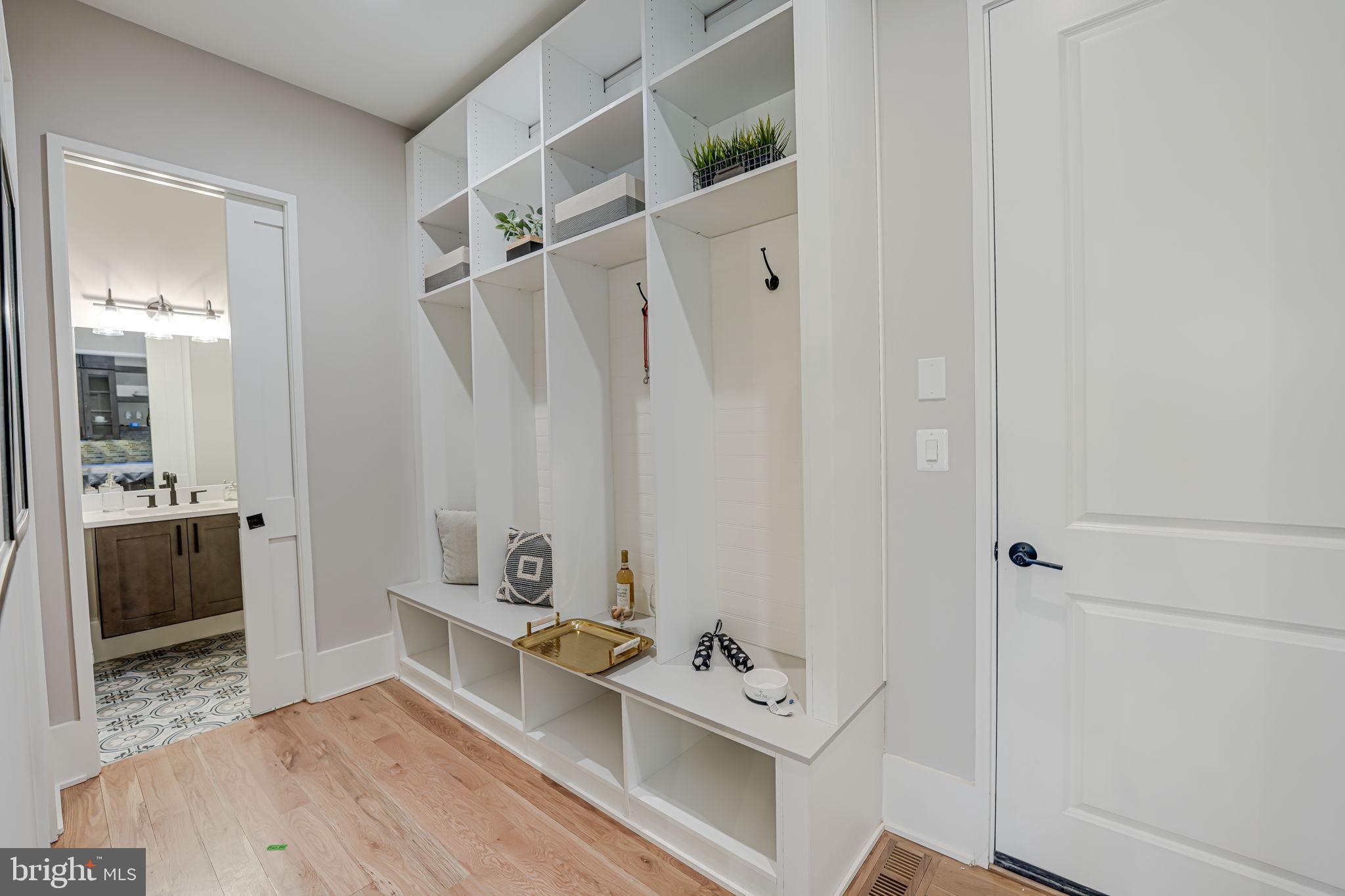 MOORES CLARENDON - Residential