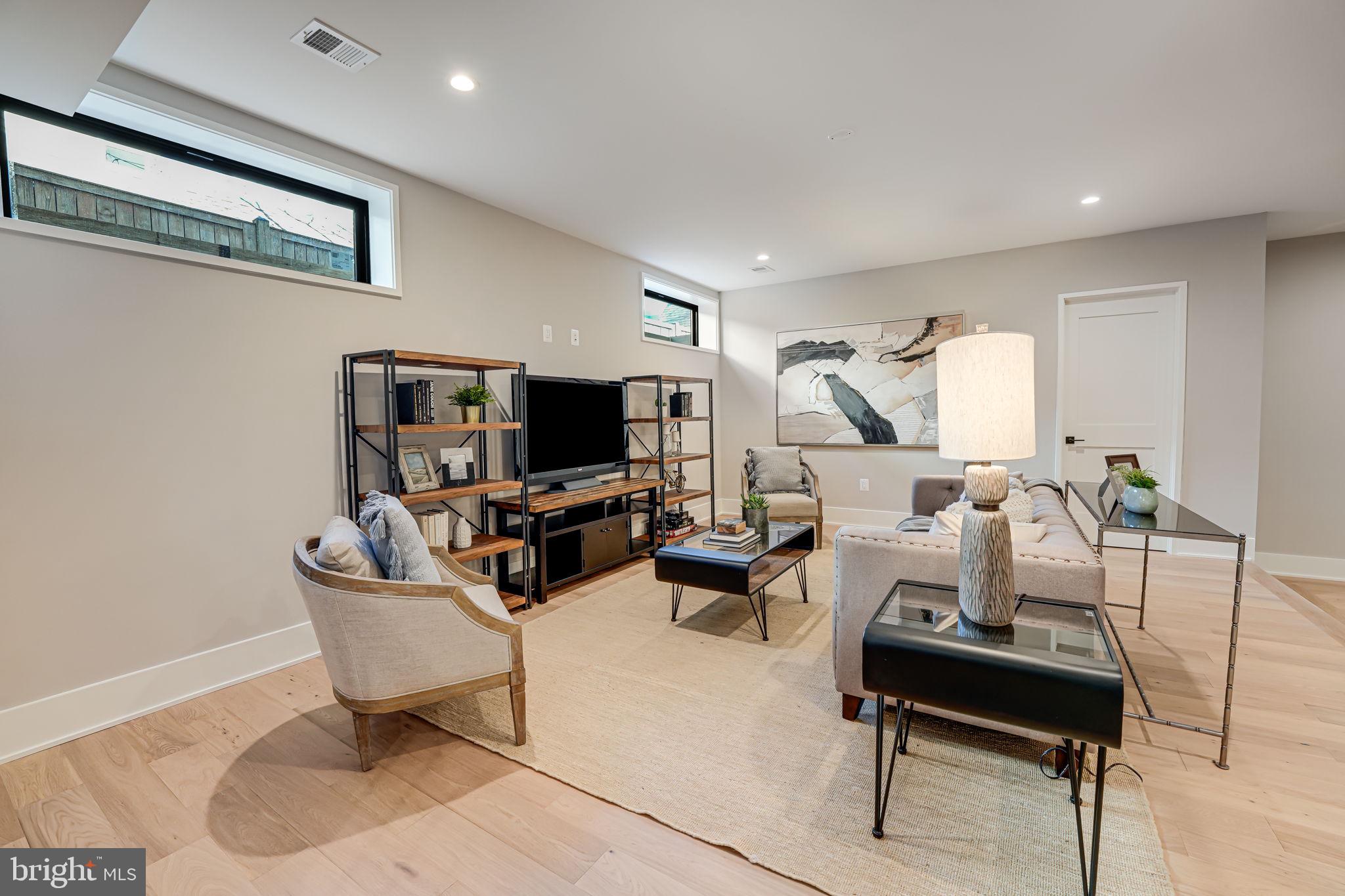 MOORES CLARENDON - Residential