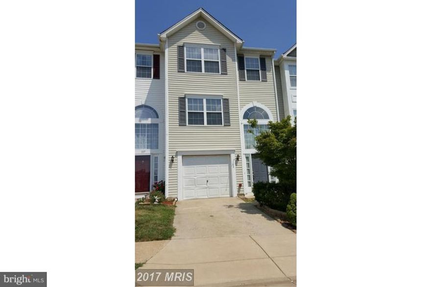 Spacious and full of light. 3 Level 3 Bedroom 2.5 Bath, 1 Car Garage townhome with deck and fenced back yard. Newer carpet and paint throughout. . Large eatin kitchen, Luxury bath with soaking tub, Master Bedroom has vaulted ceiling. Just off of 95 at Stafford/Aquia exit. Easy access to commuter lots, Quantico and points north.